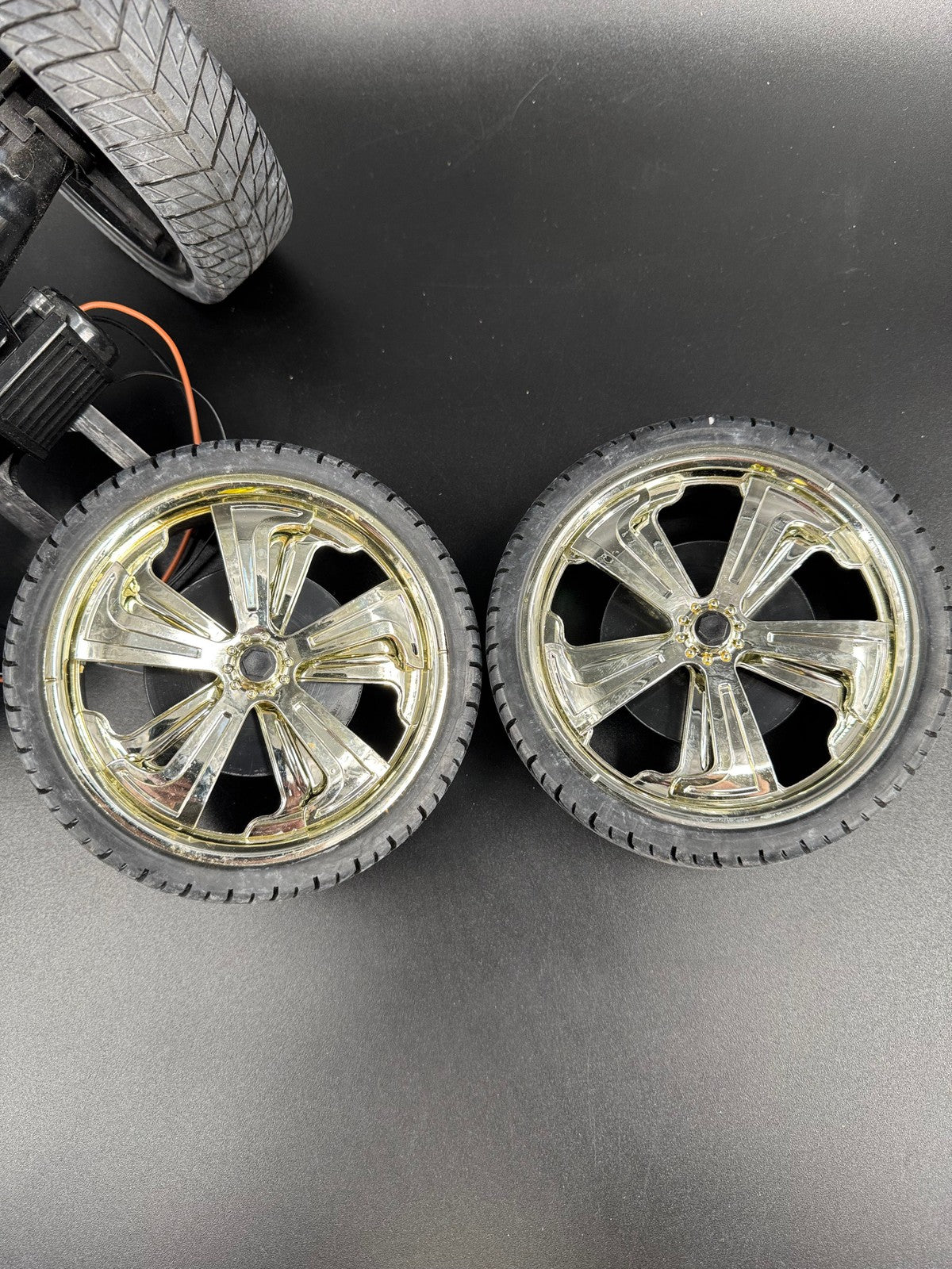 New Bright 1/6 Scale Cadillac Escalade Spinning Wheels, Motor And Axle Assembly